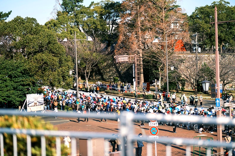 Løpere i Jessheim Vintermaraton, løper på snødekket vei med startnummer.